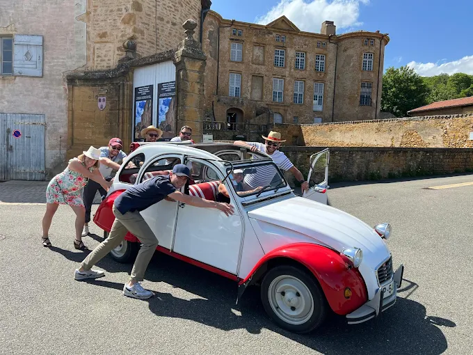 2cv rouge poussée, sortie entre amis